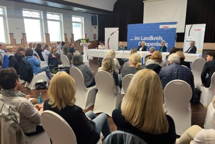 Publikum mit Podium